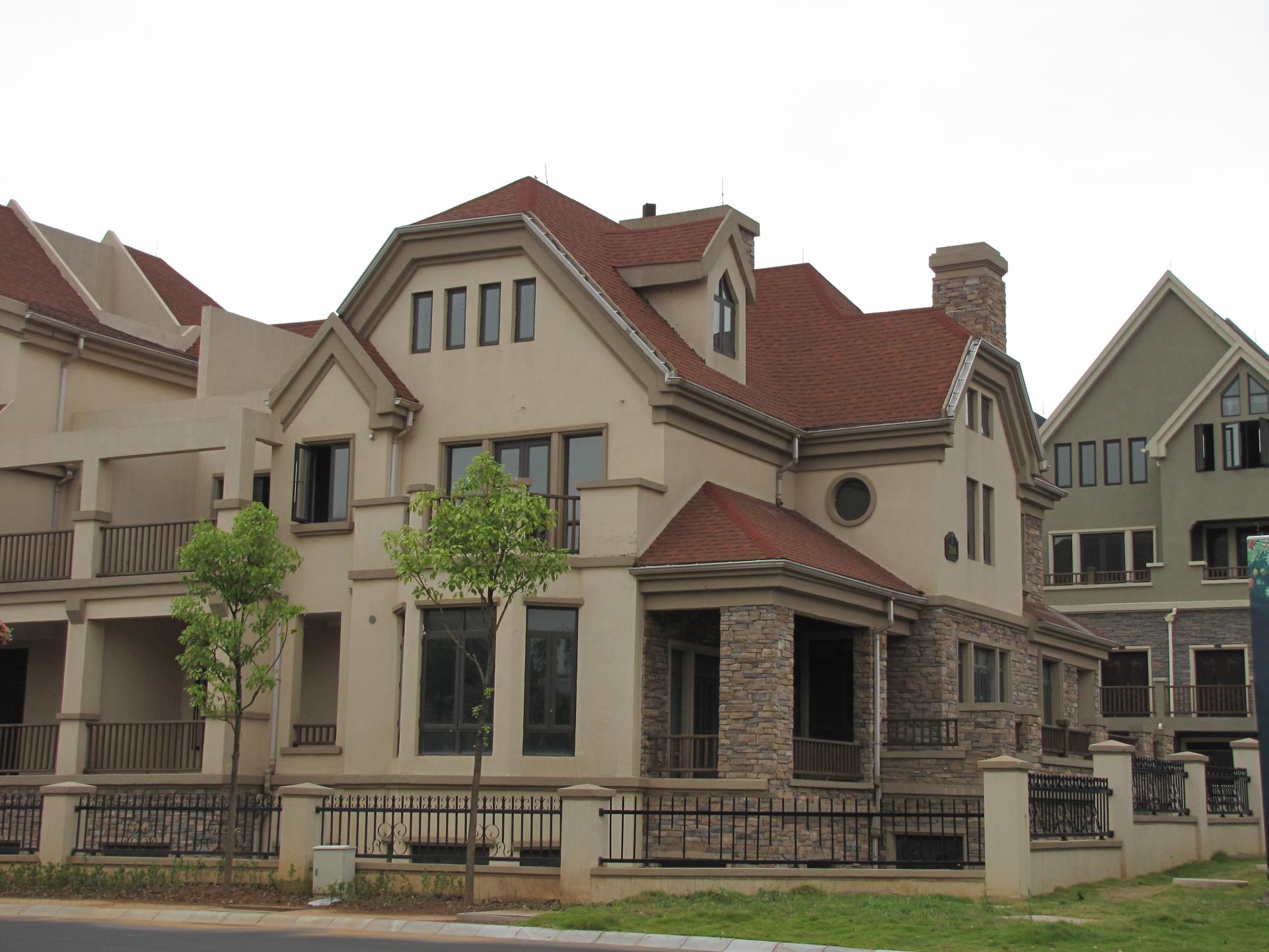青岛聚脲喷涂加工如何为城市基础设施与工业厂房提供快速修复方案？